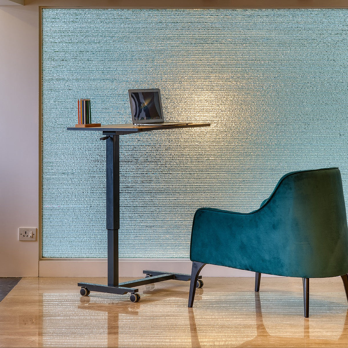 Featherlite Rise height adjustable table